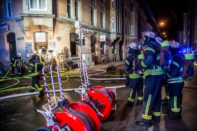 Stuttgart-West: Vollbrand einer Pizzeria - Gaeste von Geburtstagsfeier koennen sich im letzten Moment retten - 1 Verletzte Person